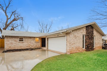 2005 Fox Ave Moore, OK 73160